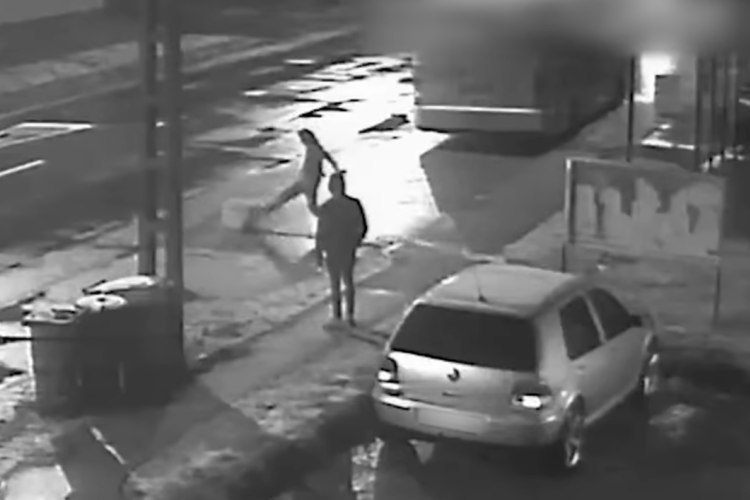 Fél méteres fagyott hógömböt gördítettek ki az úttestre, egy autós nekiütközött