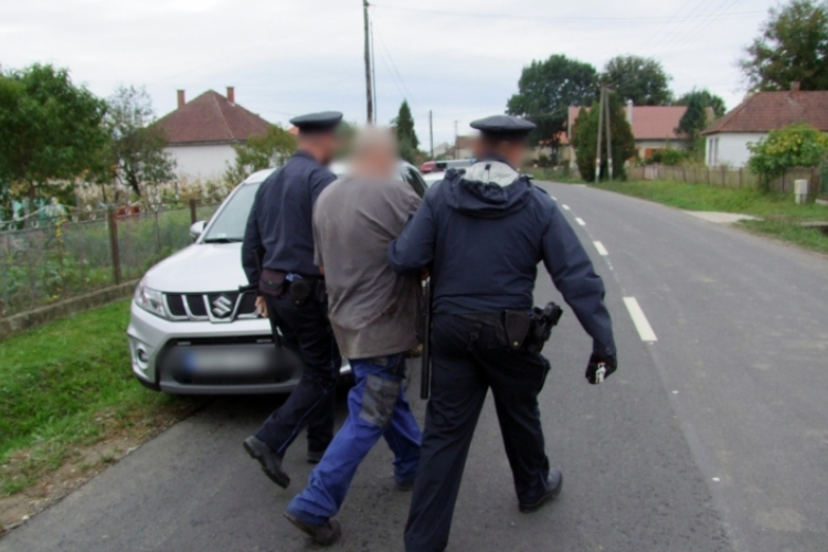Lelőtt egy kutyát, több fegyverrel bukott le