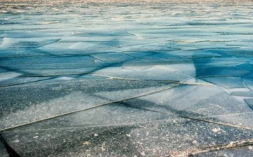 Életveszélyes a Balaton jegén tartózkodni