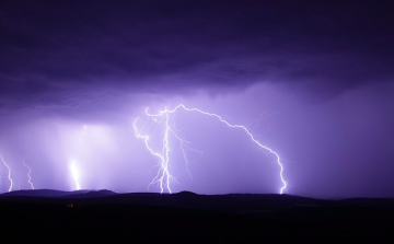 Országszerte zivatarok miatt, de többfelé még a kánikula miatt is figyelmeztetnek