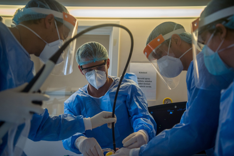 A fertőzöttek száma 277 millió, a halálos áldozatoké több mint 5,37 millió a világon