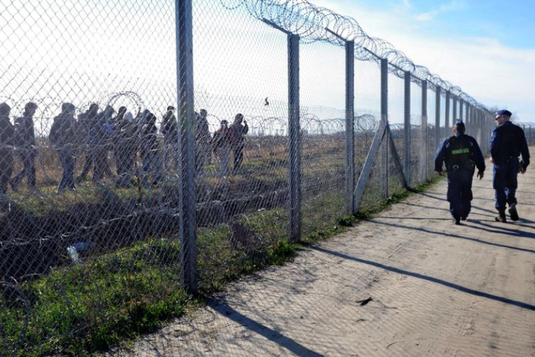 Bakondi György: folyamatos nyomás alatt tartják a migránsok a déli határt
