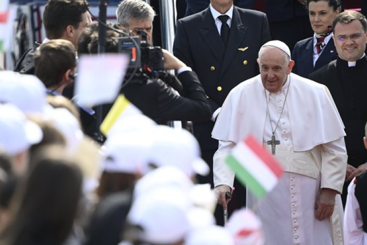 Megérkezett Budapestre Ferenc pápa