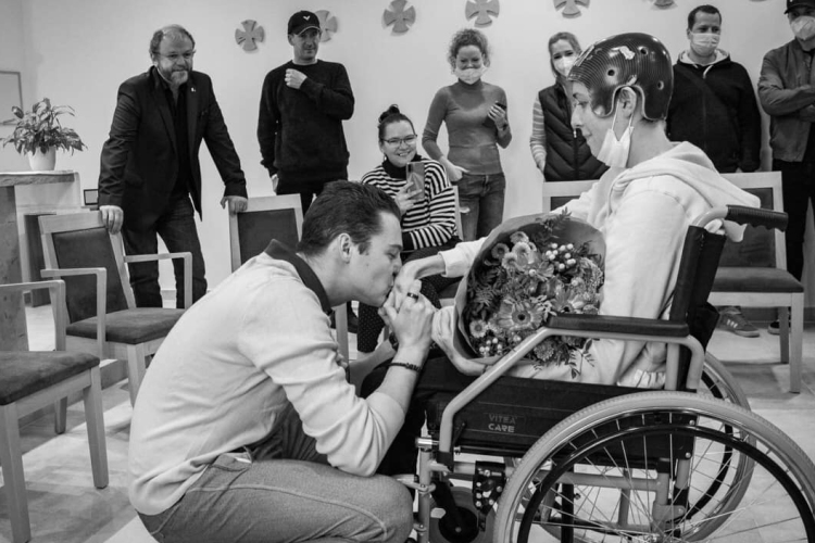 Eljegyezték az Operettszínház balerináját, aki egy budapesti házomlásnál sérült meg súlyosan