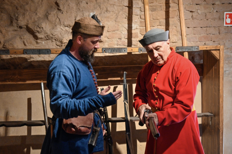 Időjósból időutazó: Németh Lajos a Szigetvári Várban kalandozott ,Vitézzé avatták