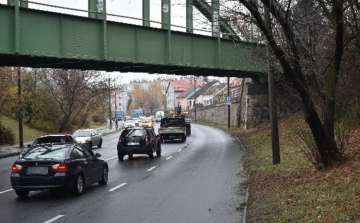 Kőzáport szórt a kocsikra két 15 éves