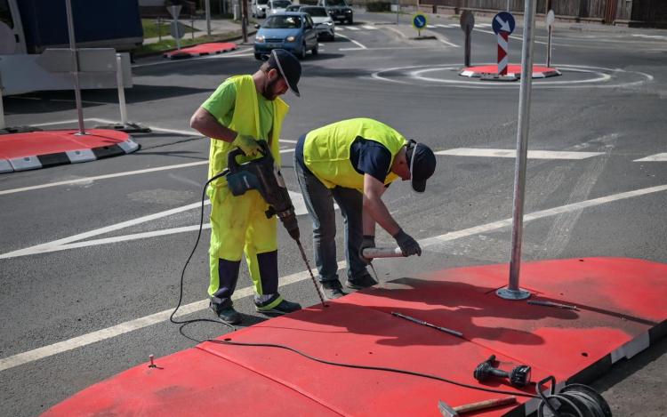 Újrahasznosított műanyagból épült körforgalom Aszódon