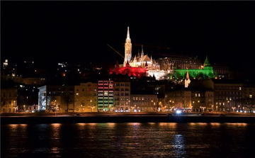 Nemzeti színekben ragyogtak emblematikus budapesti épületek