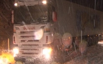 Havazás - Zalában kamionok akadtak el a havas utakon