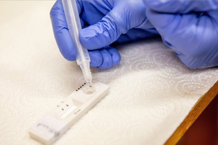 Továbbra is emelkedik a szennyvízben mért koronavírus-koncentráció