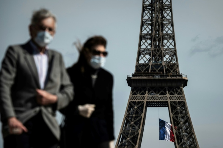 Koronavírus - A francia nyaralóhelyeken ismét kötelező a kültéri maszkviselés