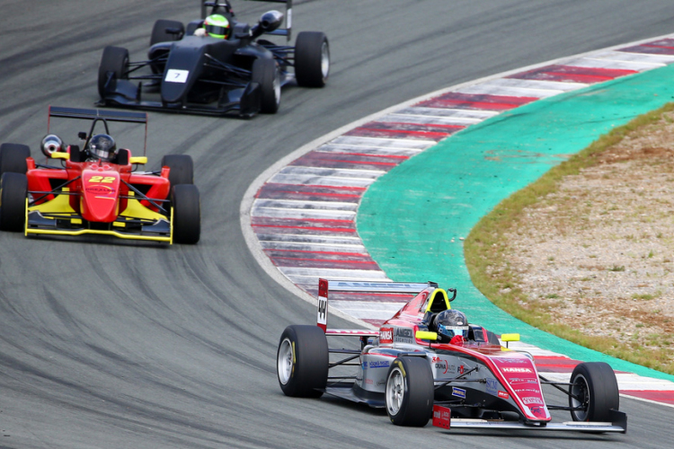 Újabb futamgyőzelmekért lép pályára a Gender Racing Team 