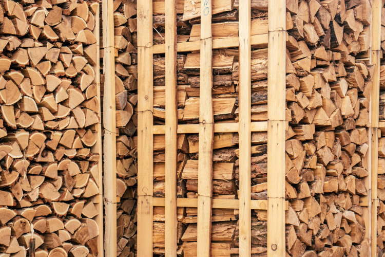 A közösségi médiában történő tűzifavásárlás kockázataira figyelmeztet a Nébih